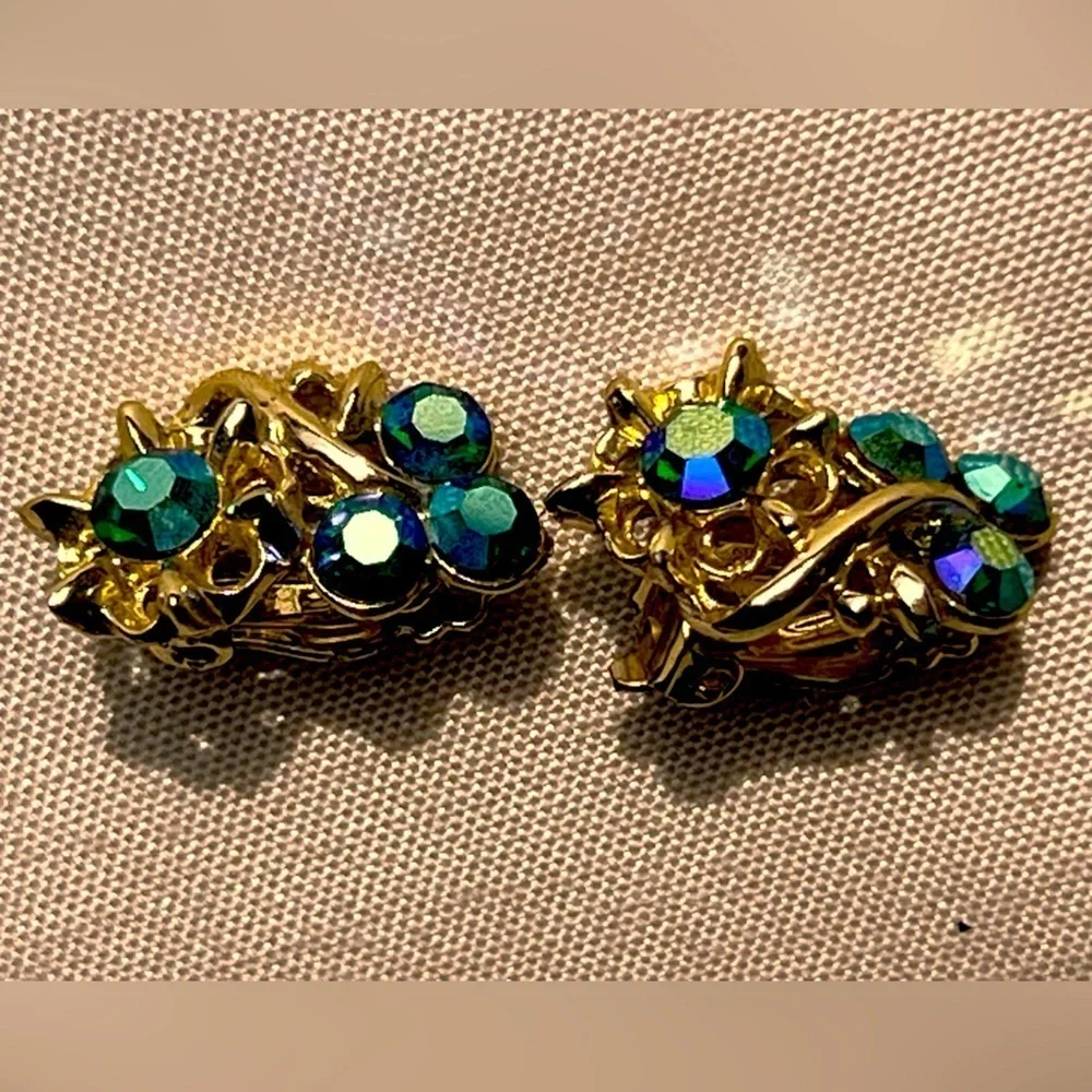 Vintage Signed Coro Gold Tone Prong Set Faceted Crystal Clip On Earrings AB